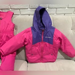 4T snow suit. Reversible jacket front zip and Velcro at the shoulders.